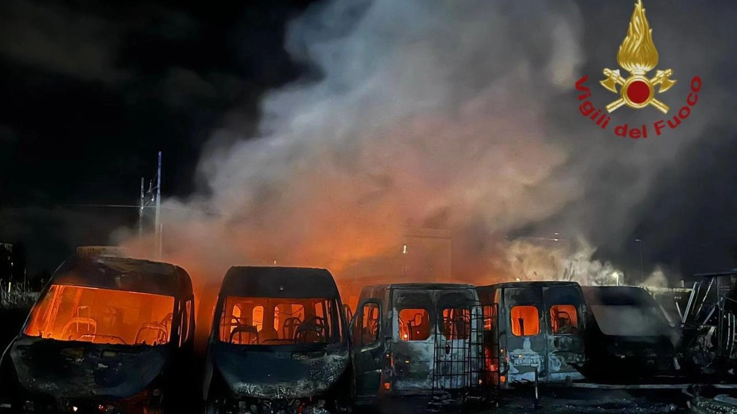 Ostiense, 22 scuolabus in fiamme