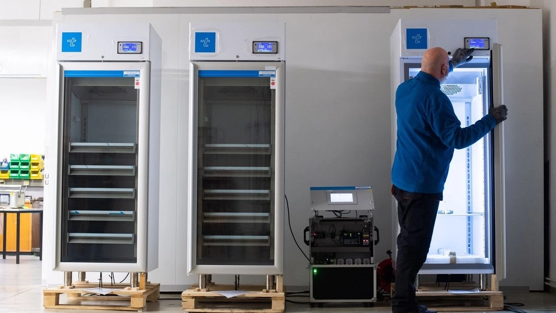 Un tecnico controlla i congelatori nel laboratorio di Berlino per conservare i vaccini