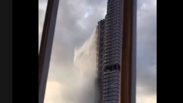 L'acqua della piscina sul grattacielo fuoriesce a cascata (Facebook Michael Rivo)