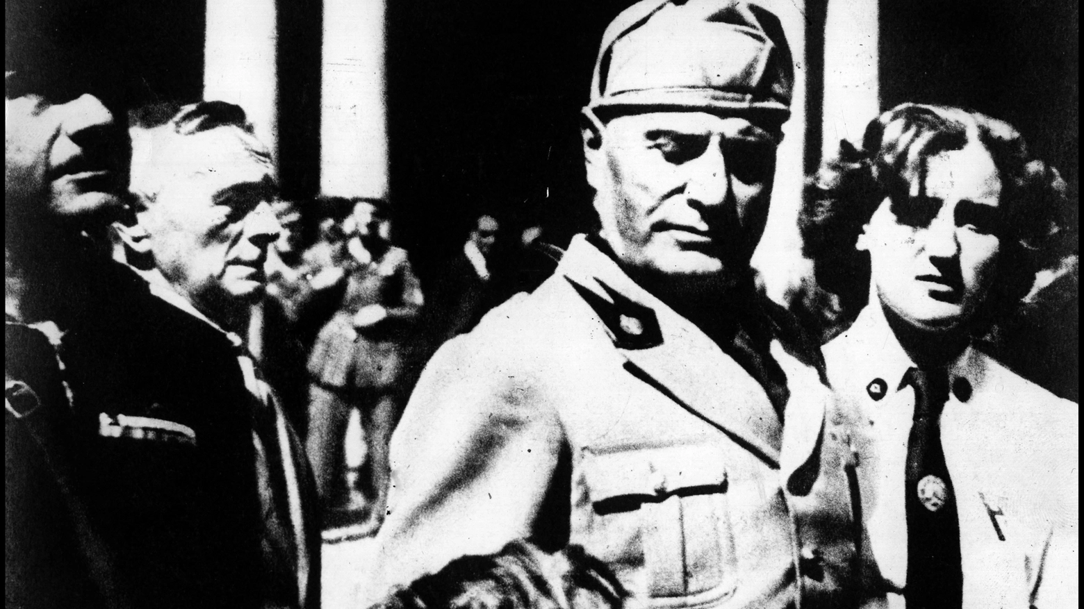 Elena Curti insieme a Mussolini, il 23 aprile nel cortile della prefettura di Milano
