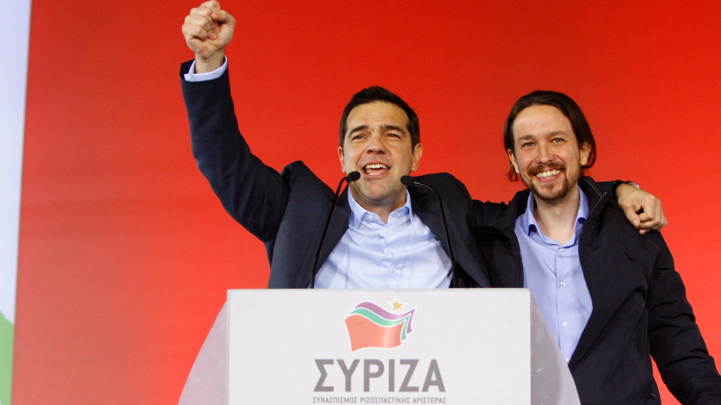 Alexis Tsipras, leader di Syriza, con Pablo Iglesias Turrión, leader di Podemos (Lapresse)