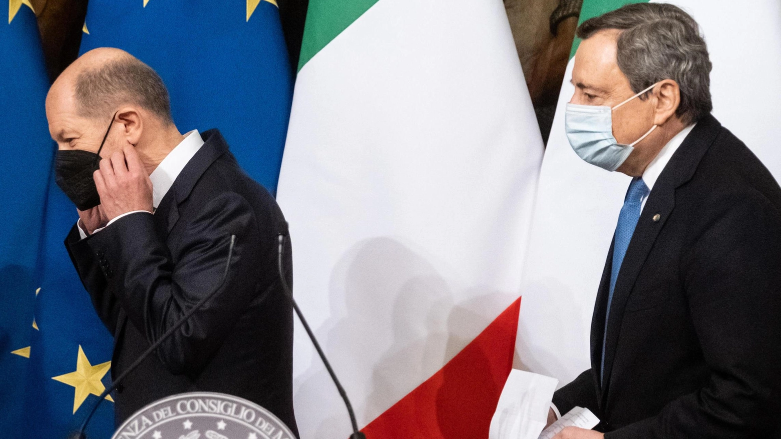 Il premier italiano Mario Draghi, 74 anni, con il cancelliere tedesco Olaf Scholz (63)