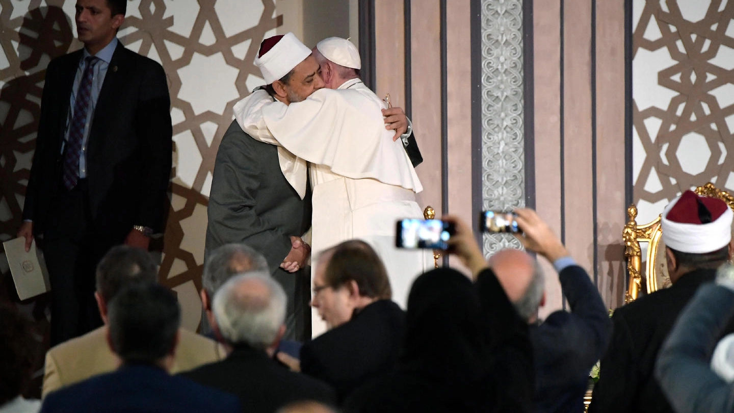 Egitto, Papa Francesco abbraccia il Grande Imam (Afp)