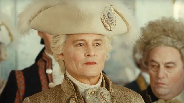 Jonny Deep nei panni di Luivi XV nel film 'Jeanne Du Barry'