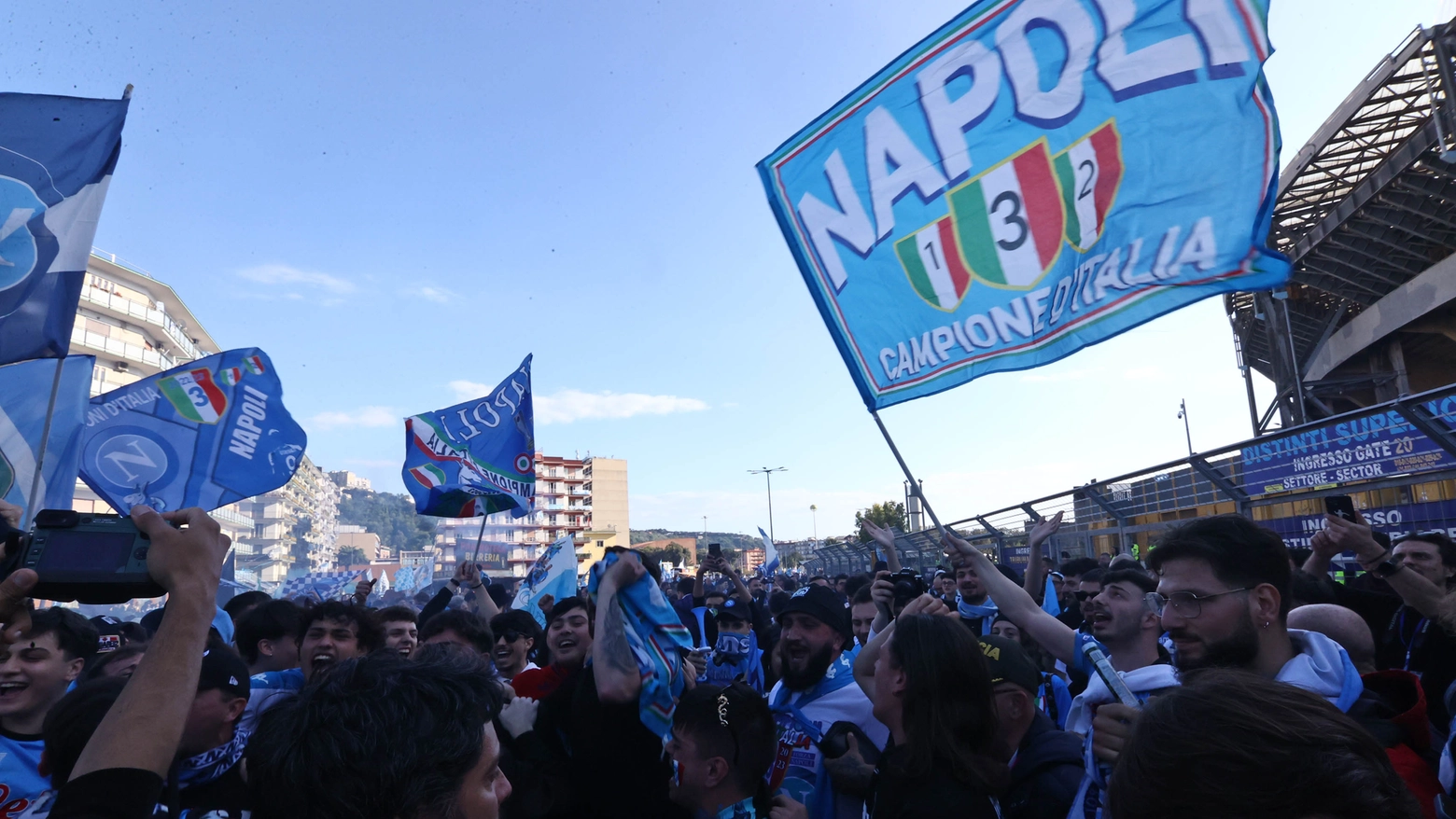 I festeggiamenti dei tifosi del Napoli per la vittoria 'matematica', il 4 maggio, del campionato di calcio in anticipo rispetto al finale di stagione