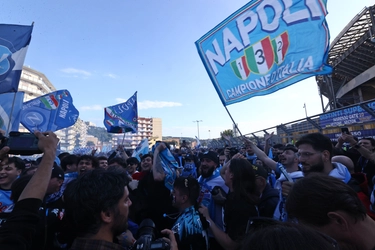 Calcio Napoli, l’inno è Napule Mia. Tutti insieme a registrare il coro