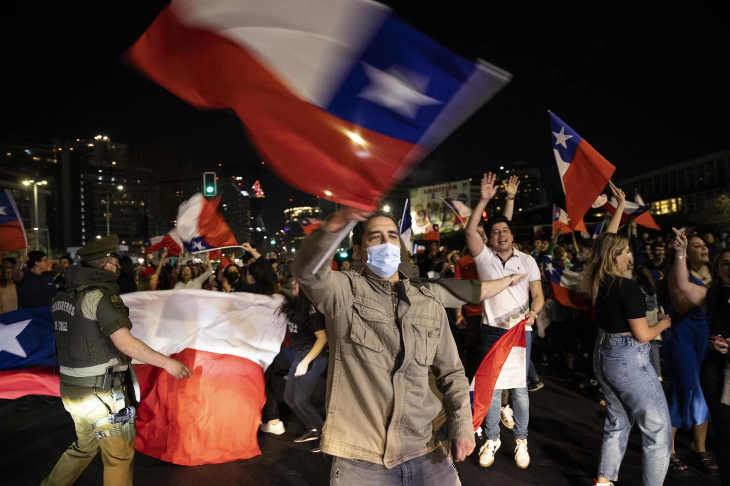 Cile, festa in strada dopo la bocciatura della Costituzione (Ansa)