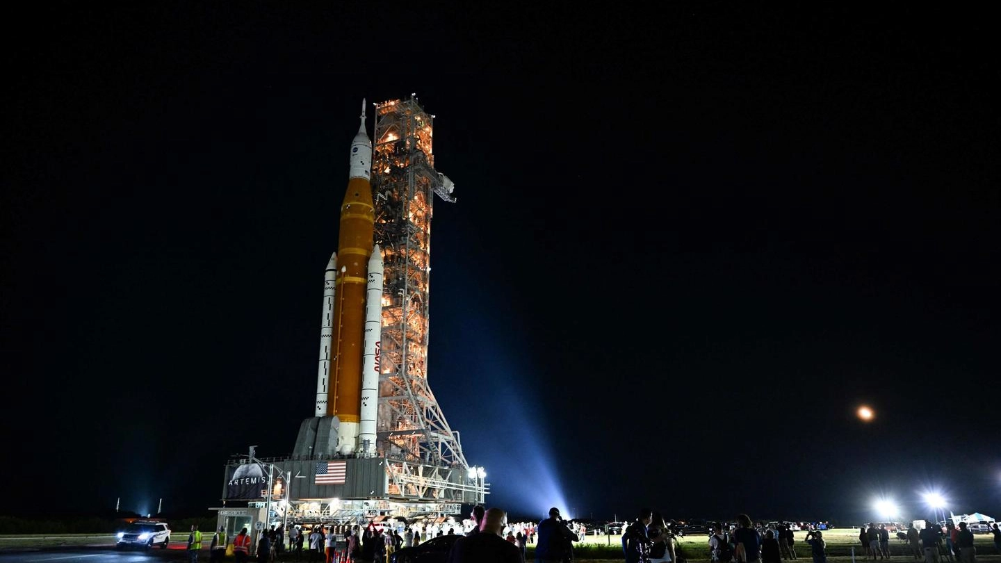 Il razzo Artemis 1 portato alla piattaforma di lancio del Kennedy Space Center (Ansa)