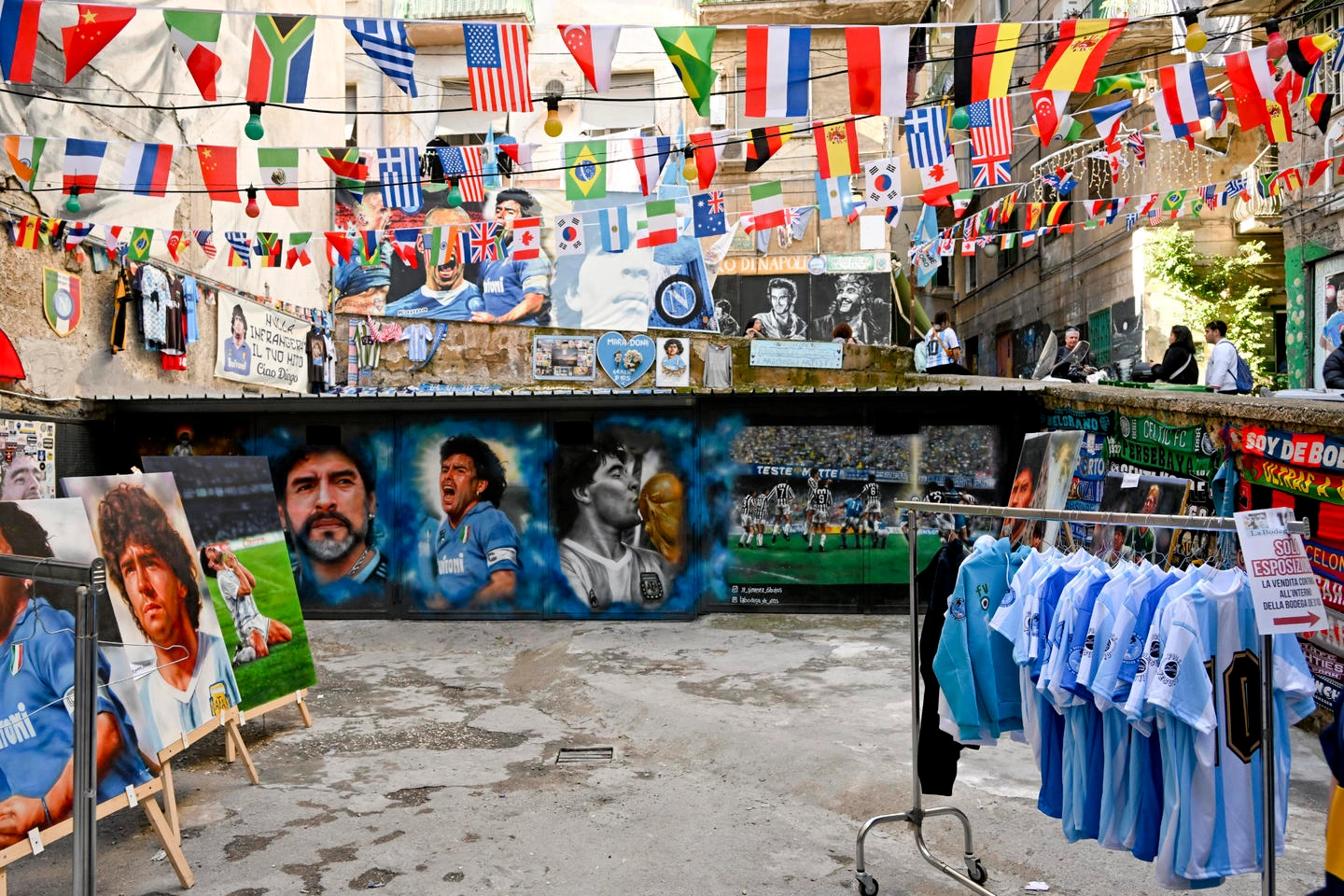 Gadget e magliette vendute a Largo Maradona a Napoli