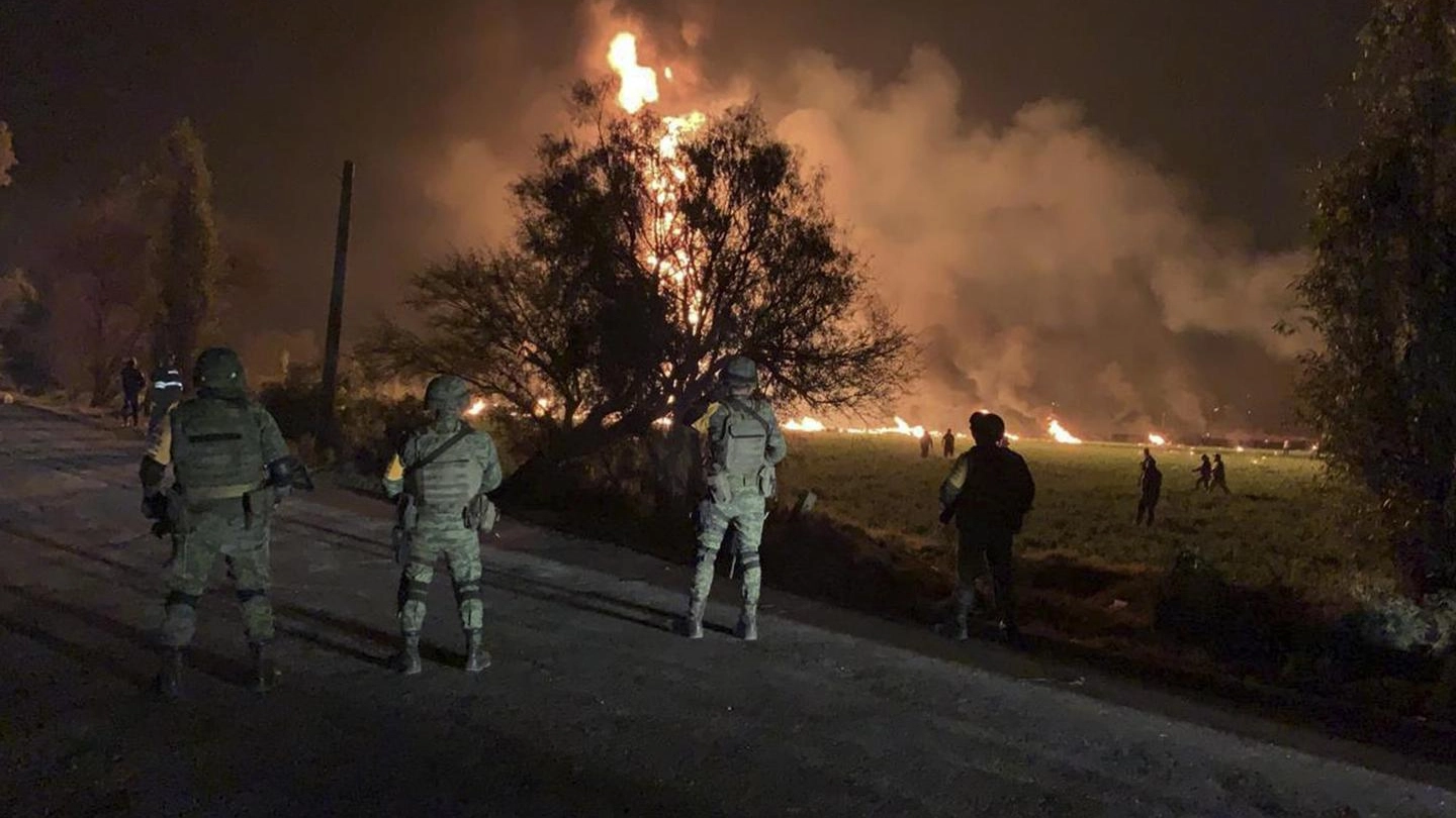 L'esplosione dell'oleodotto di Tlahuelilpan in Messico (Ansa)