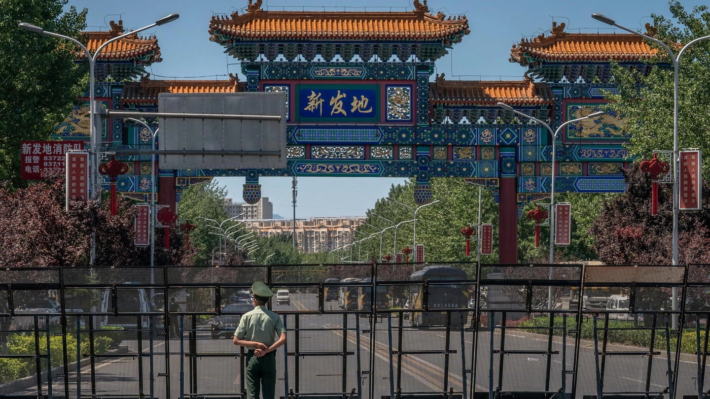 L'ingresso di un mercato chiuso a Pechino (Ansa)