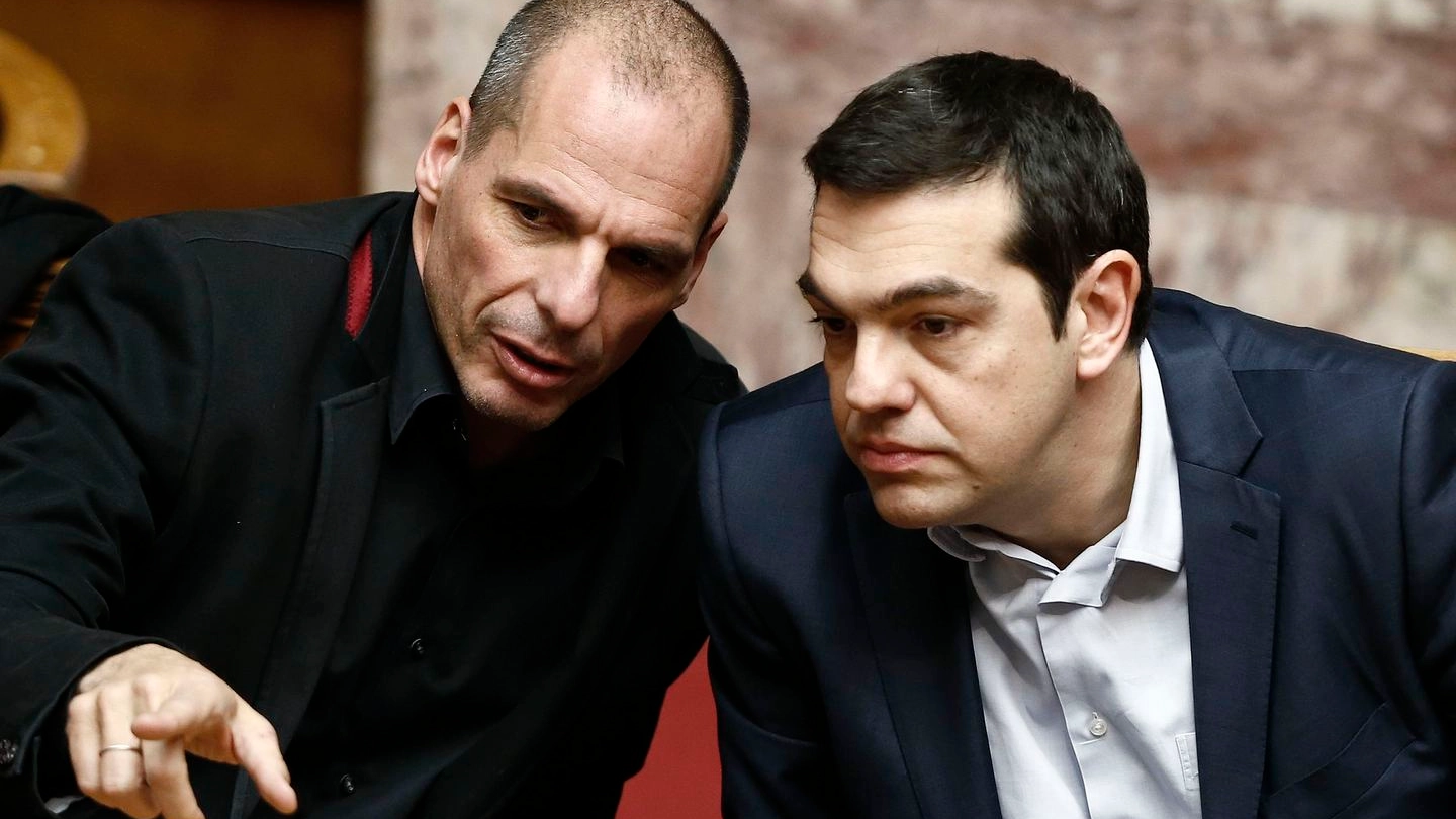 Il premier greco Tsipras e il ministro delle Finanze Varoufakis (LaPresse)