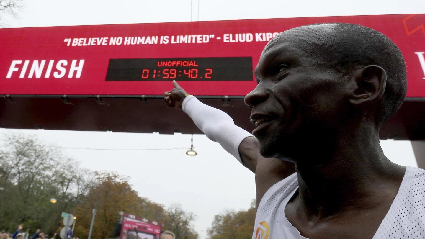Eliud Kipchoge corre la maratona di Vienna in 1'59"40 (Ansa)