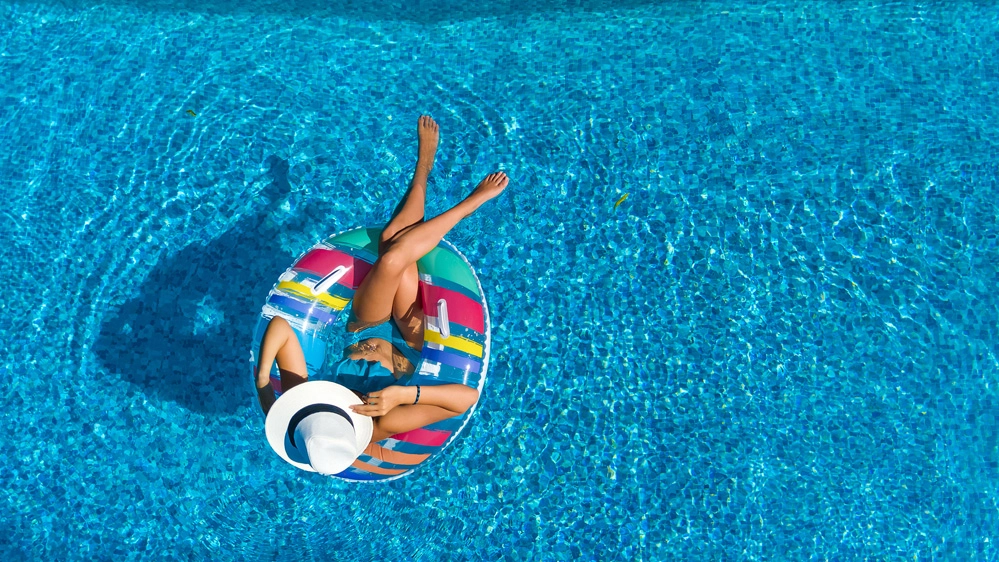 Swimply ti permette di affittare una piscina privata - Foto: JaySi/iStock