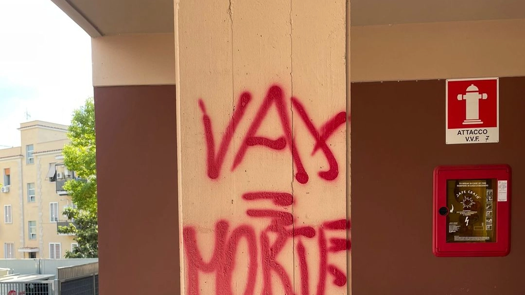 Scritte no vax sui muri dell'ambulatorio di San Felice in via degli Eucalipti a Centocelle