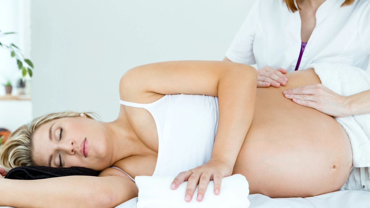 Il massaggio prenatale aiuta il benessere di mamma e figlio - foto nensurla Istock 