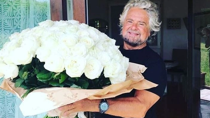 Beppe Grillo con un mazzo di fiori che i big gli hanno regalato