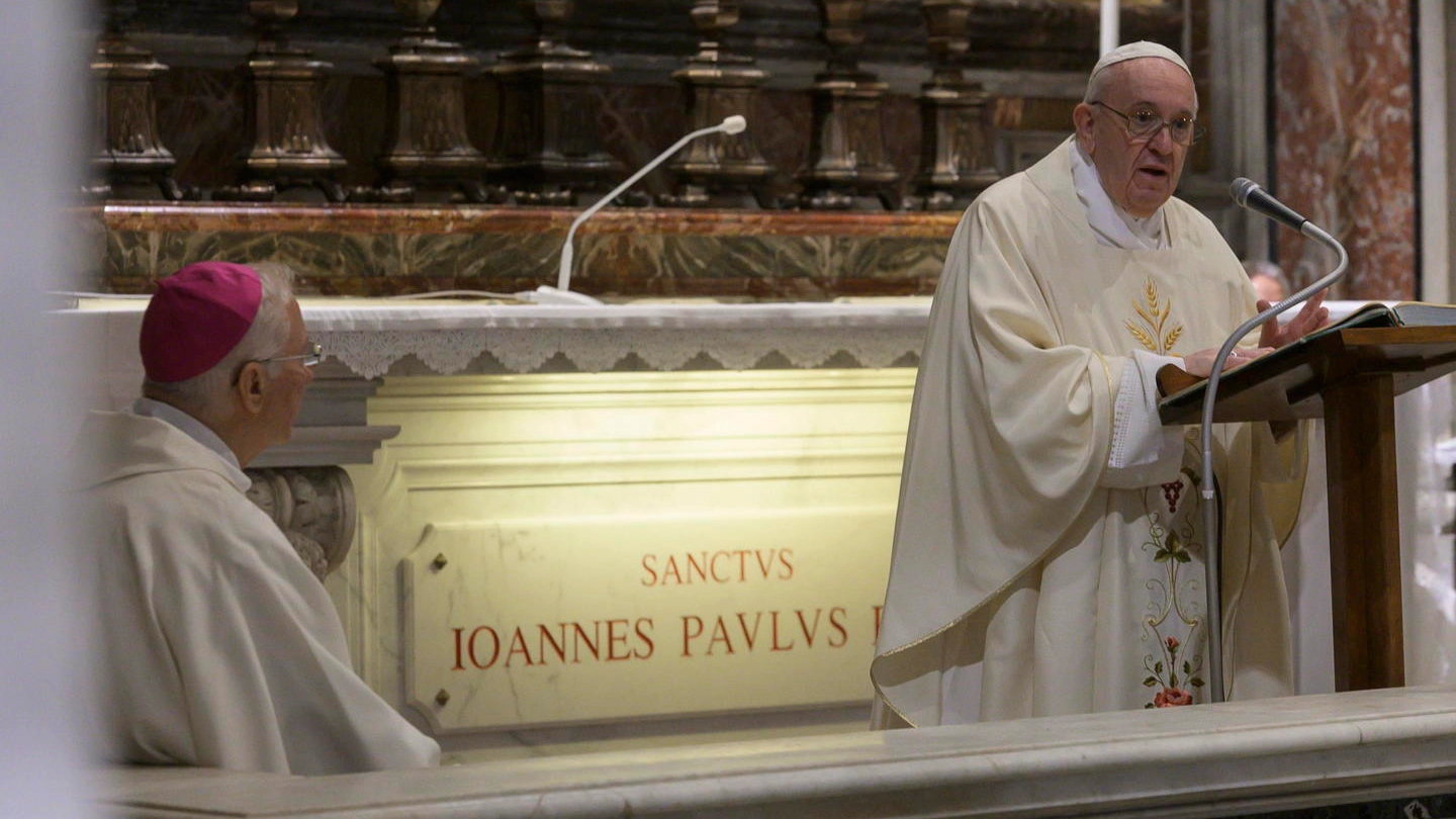 Papa Francesco, messa nella Basilica di San Pietro sulla tomba di Wojtyla (Ansa)