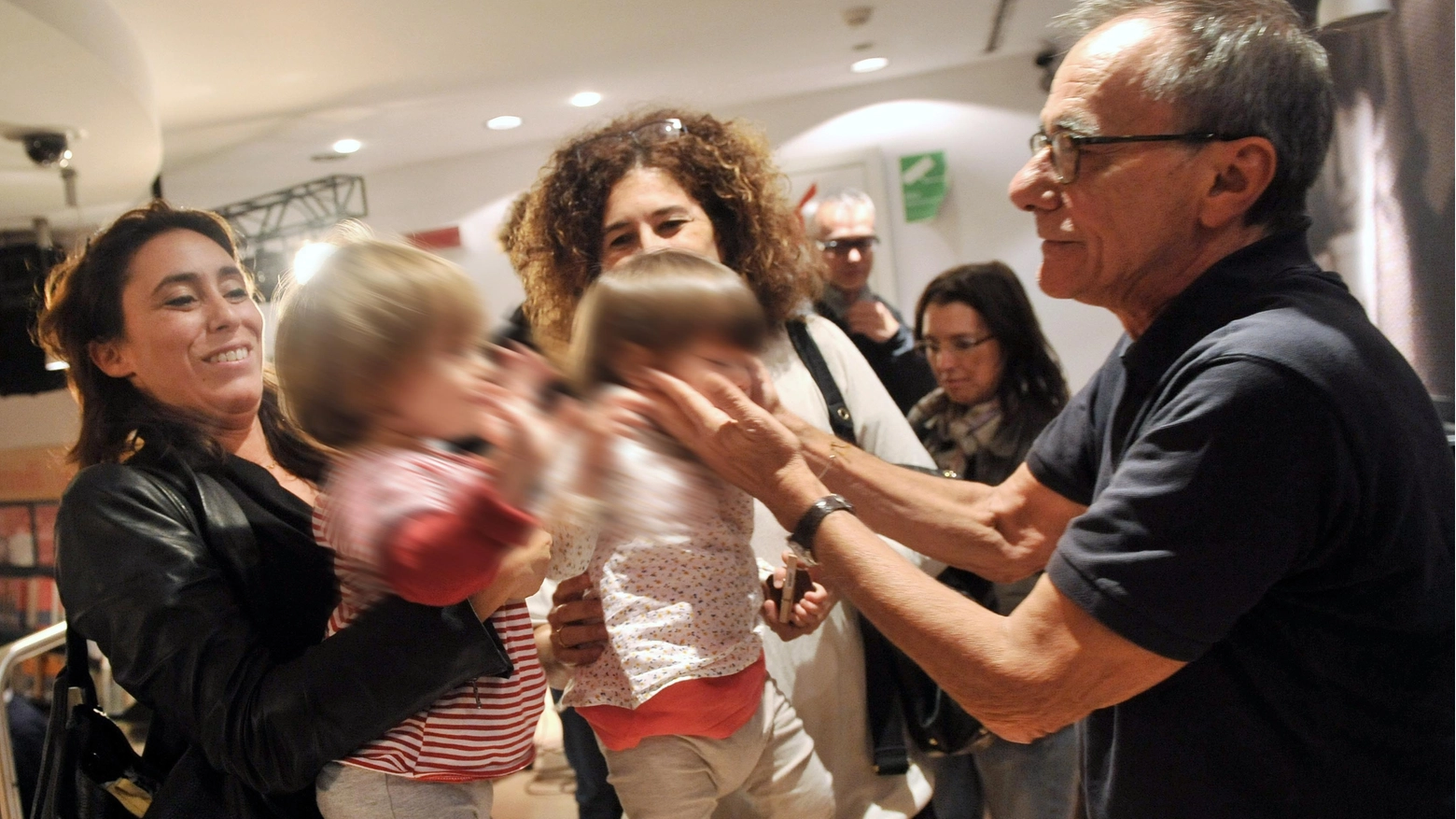 Francesca Vecchioni con papà Roberto e Alessandra Brogno (Fotogramma)