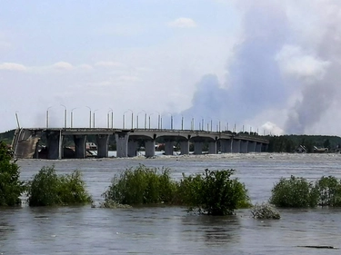 Ucraina live: colpita la diga di Kakhovka, l’Onu riunisce il Consiglio d’urgenza. Usa: “Molti morti”. Incontro Zelensky-Zuppi
