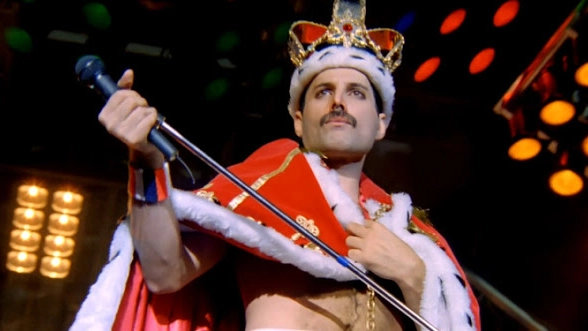 Freddie Mercury sul palco per la performance di ‘God Save The Queen’