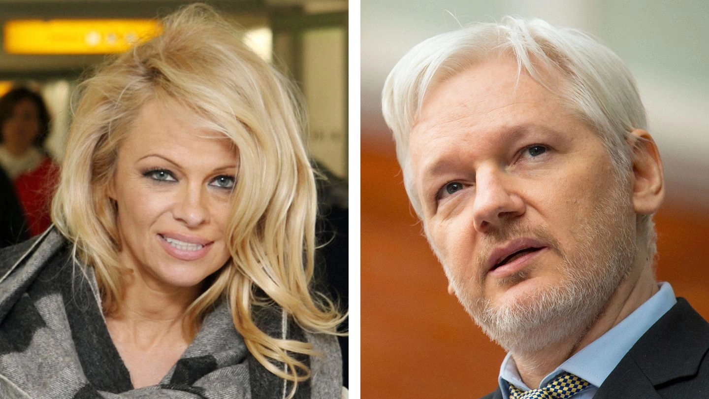 Pamela Anderson e Julian Assange (LaPresse)