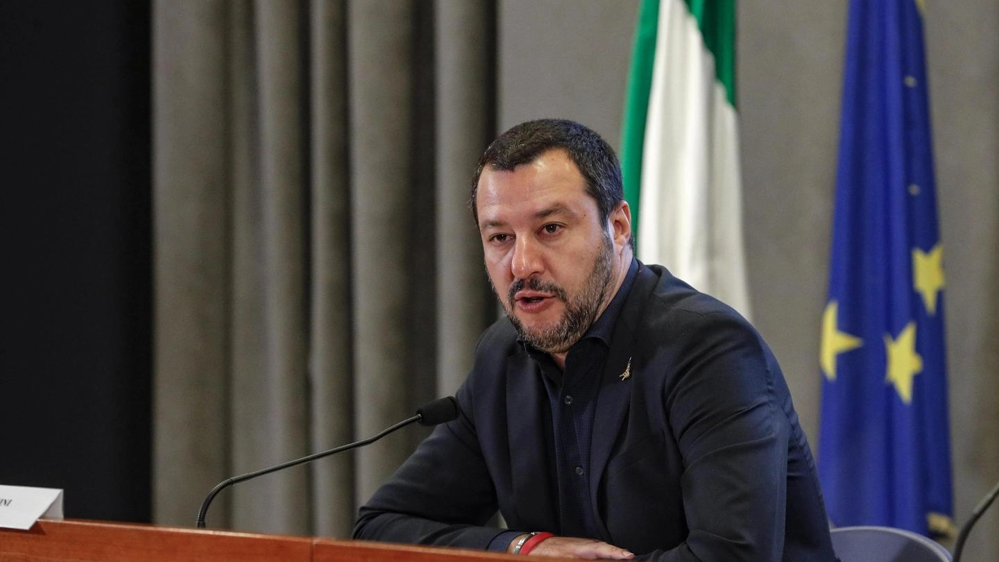 Spiagge sicure, il ministro dell'Interno Matteo Salvini al Viminale (Ansa)