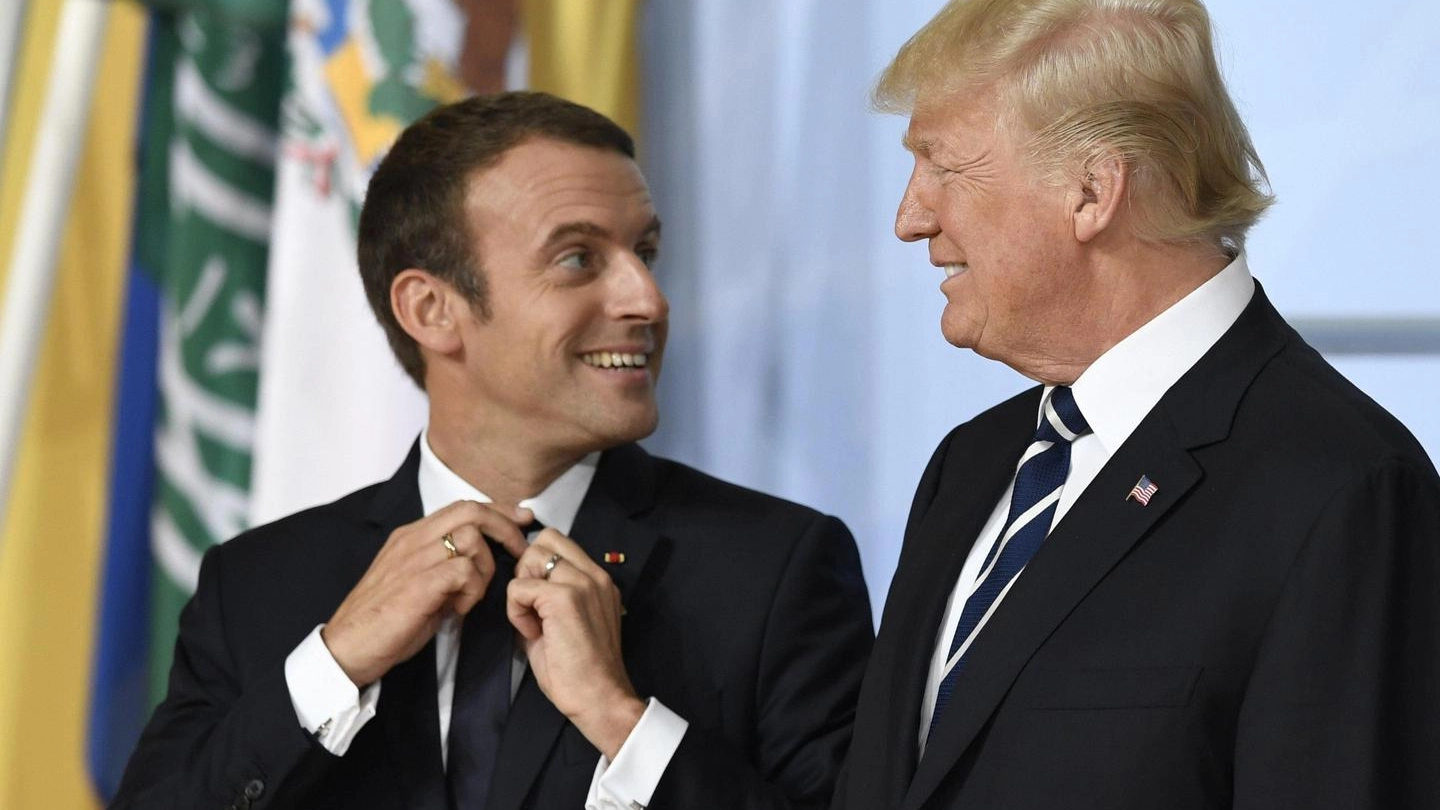 Macron raggiunge la pole position nella foto ufficiale del G20 di Amburgo (Ansa)