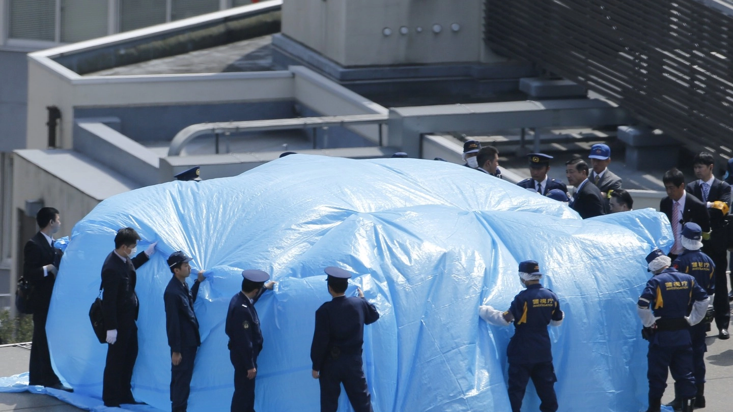 Tokyo: la polizia ricopre il drone atterrato sulla residenza del premier Abe (REUTERS / TORU HANAI)