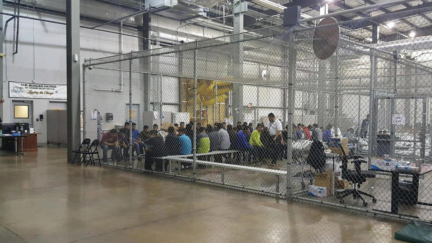Le gabbie di detenzione al confine con il Messico (Ansa)