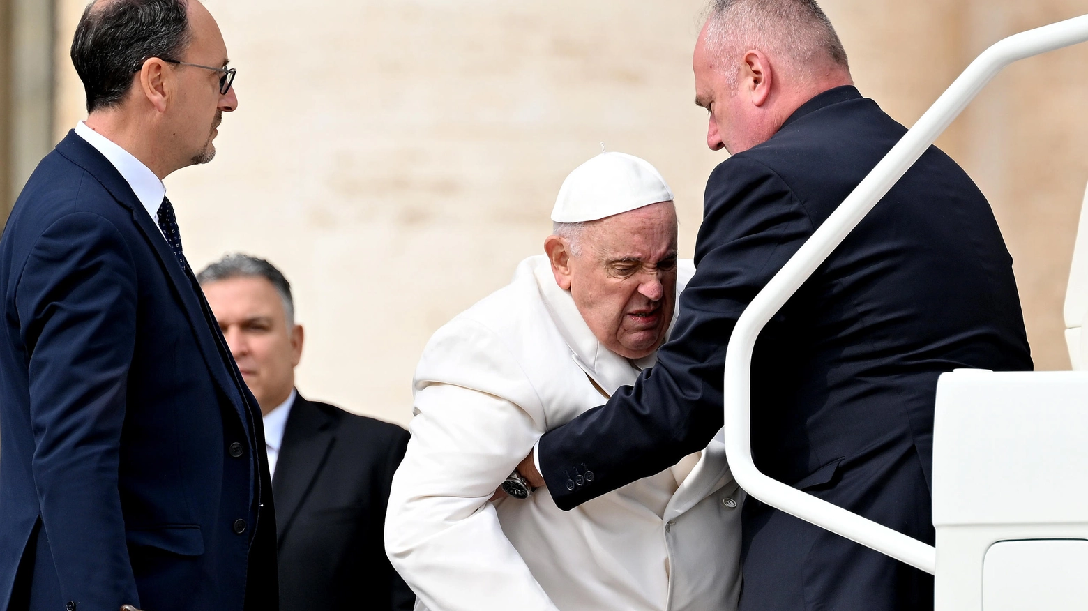 Il Papa aiutato ad alzarsi per salire sulla papa mobile alla fine dell'udienza generale di oggi, 29 marzo (Ansa)