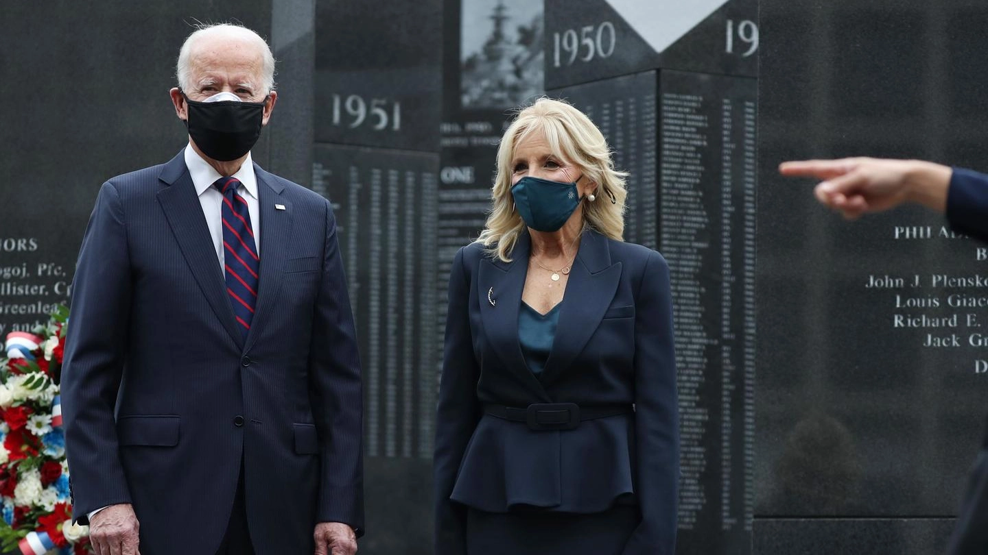 Il presidente eletto Joe Biden con la moglie Jill (Ansa)