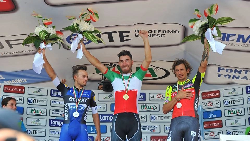 Giacomo Nizzolo sul podio, attorniato da Brambilla e Pozzato (foto Campionati Italiani)