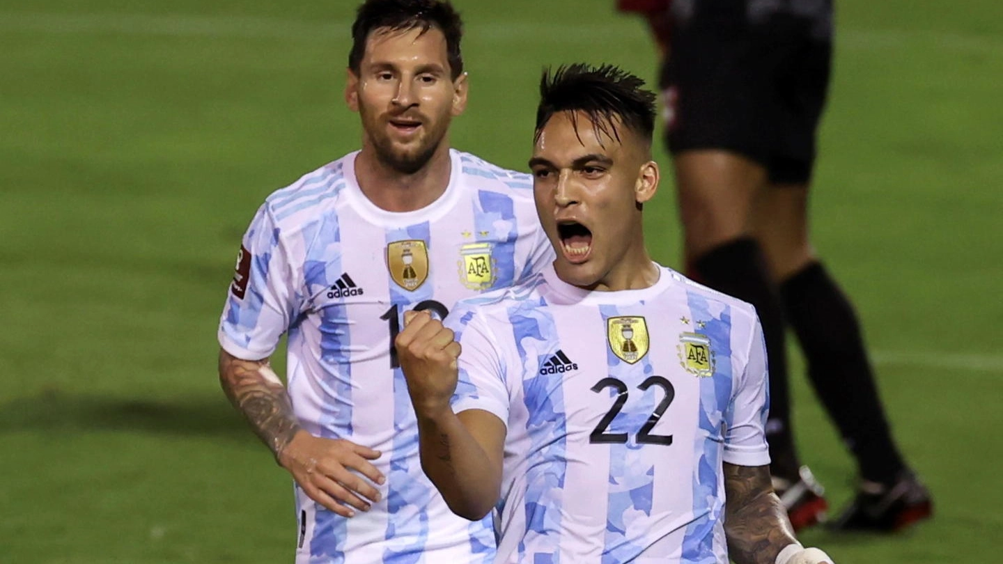 Lautaro Martinez esulta dopo il gol in Nazionale. Sullo sfondo, Lionel Messi