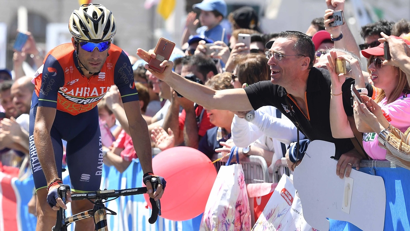 Giro d'Italia, Nibali salutato dalla folla durante l'ottava tappa (Lapresse)
