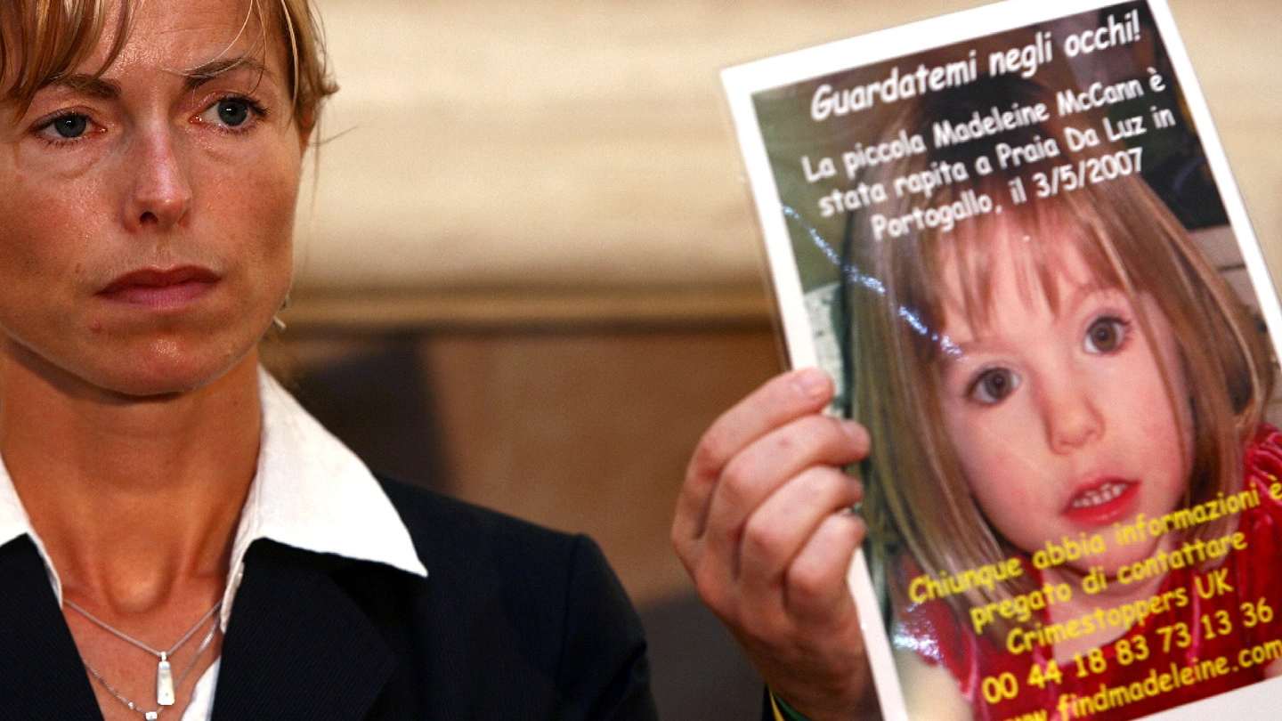 La madre di Maddie McCann con una foto della bimba scomparsa (Ansa)