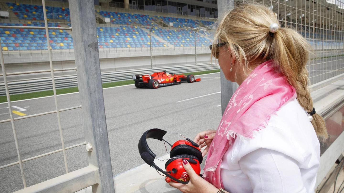 Mamma Corinna osserva il figlio Mick Schumacher al suo debutto in Ferrari (Ansa)