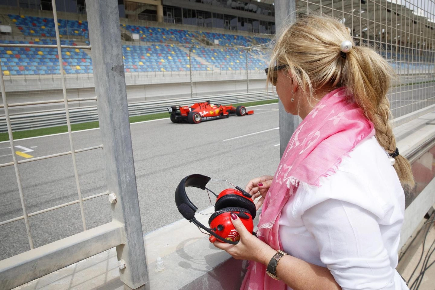 Mamma Corinna osserva il figlio Mick Schumacher al suo debutto in Ferrari (Ansa)