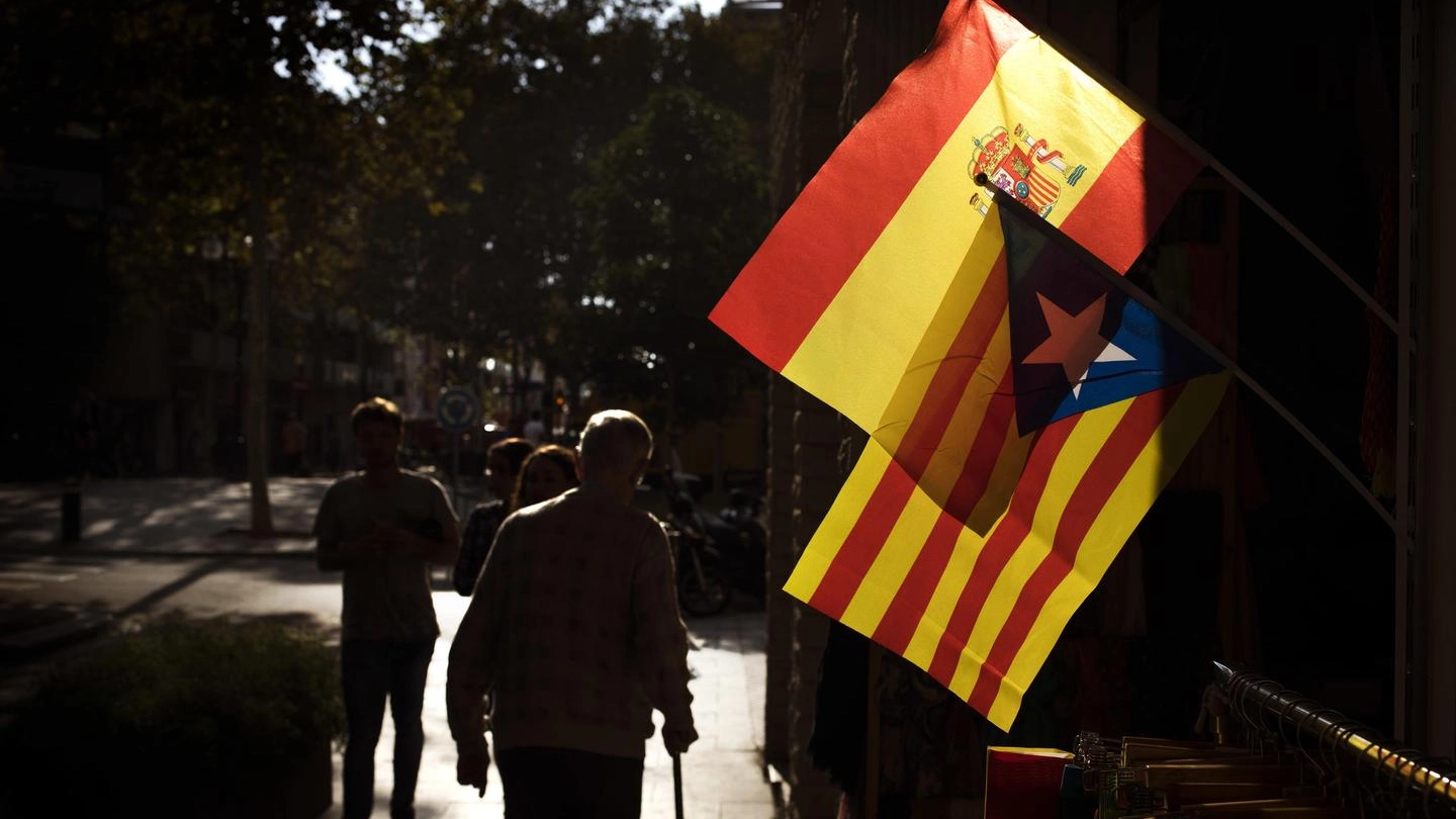 Una bandiera spagnola e una catalana esposte a Barcellona (Ansa)