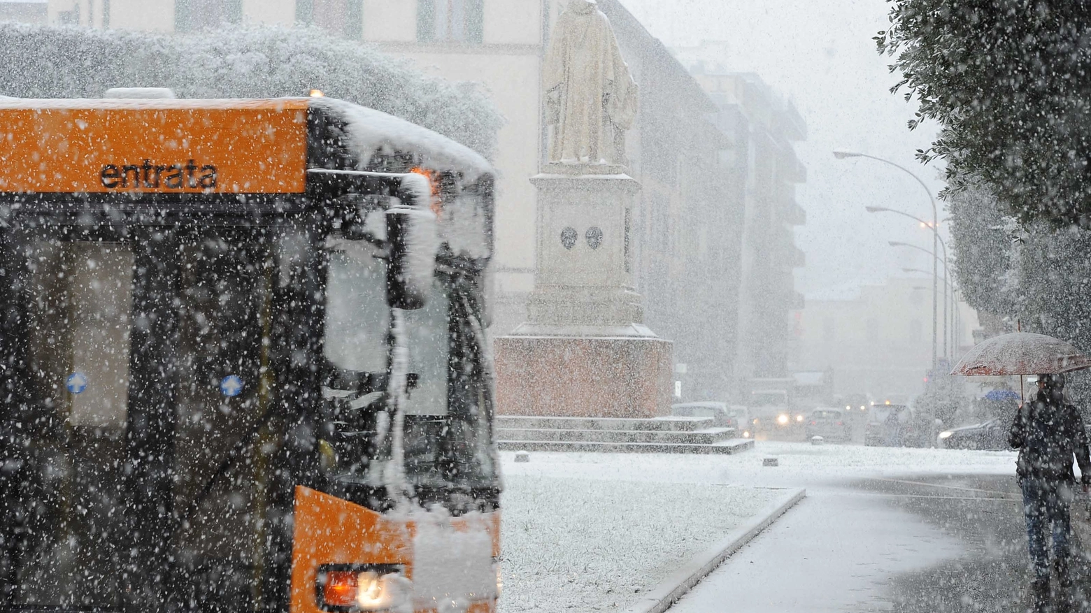 Gli autobus in difficoltà sotto la neve