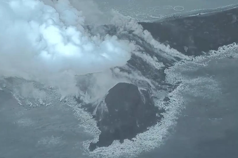 Giappone, la spettacolare eruzione nell'isola di Niijima