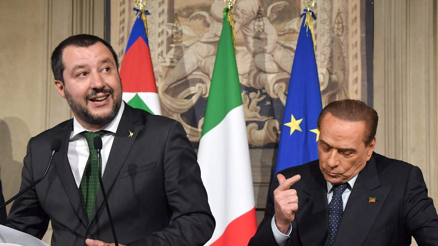 Berlusconi elenca con le dita i punti del programma spiegati da Salvini (Afp)