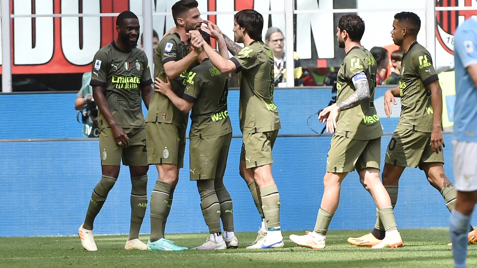 L'esultanza dei giocatori del Milan
