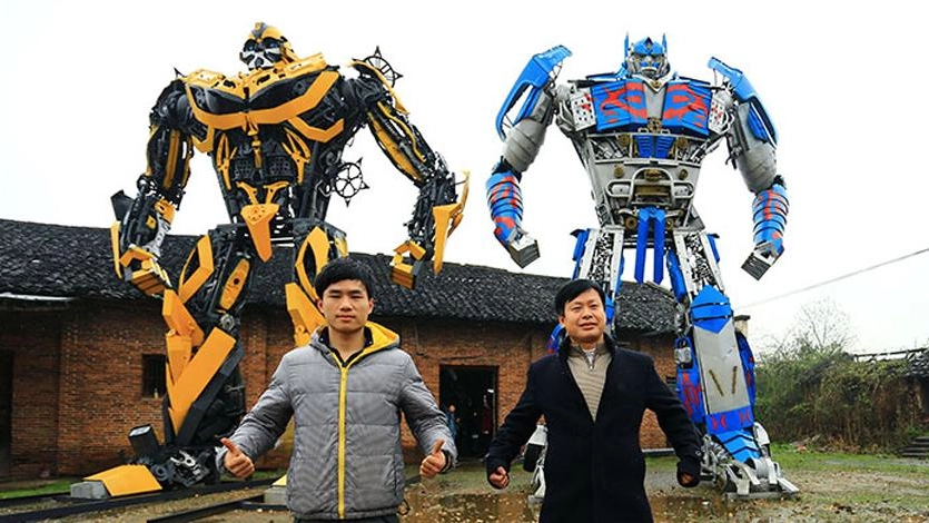 I contadini cinesi con i Transformers a grandezza naturale