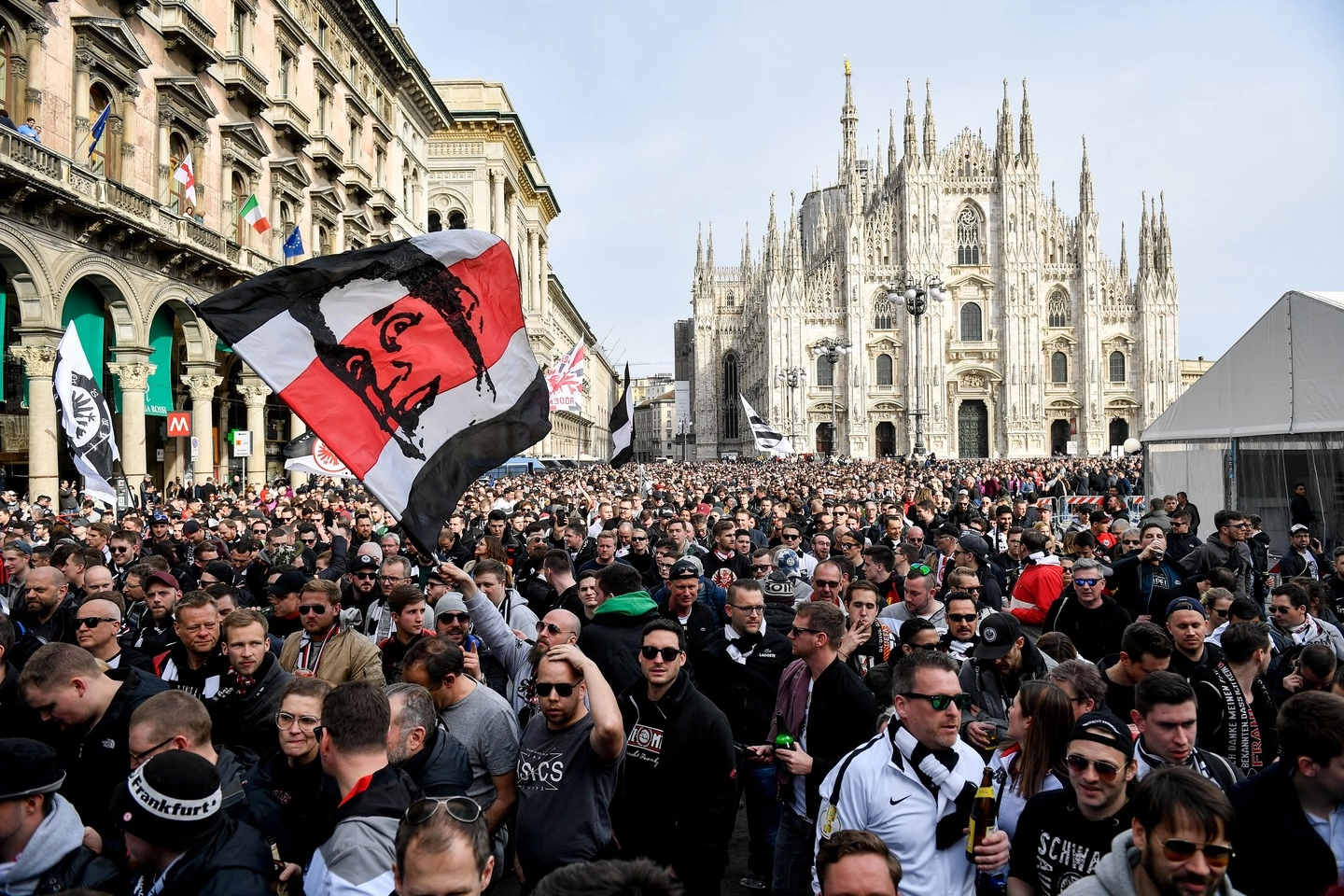 I tifosi dell'Eintracht invadono Piazza Duomo a Milano (LaPresse)