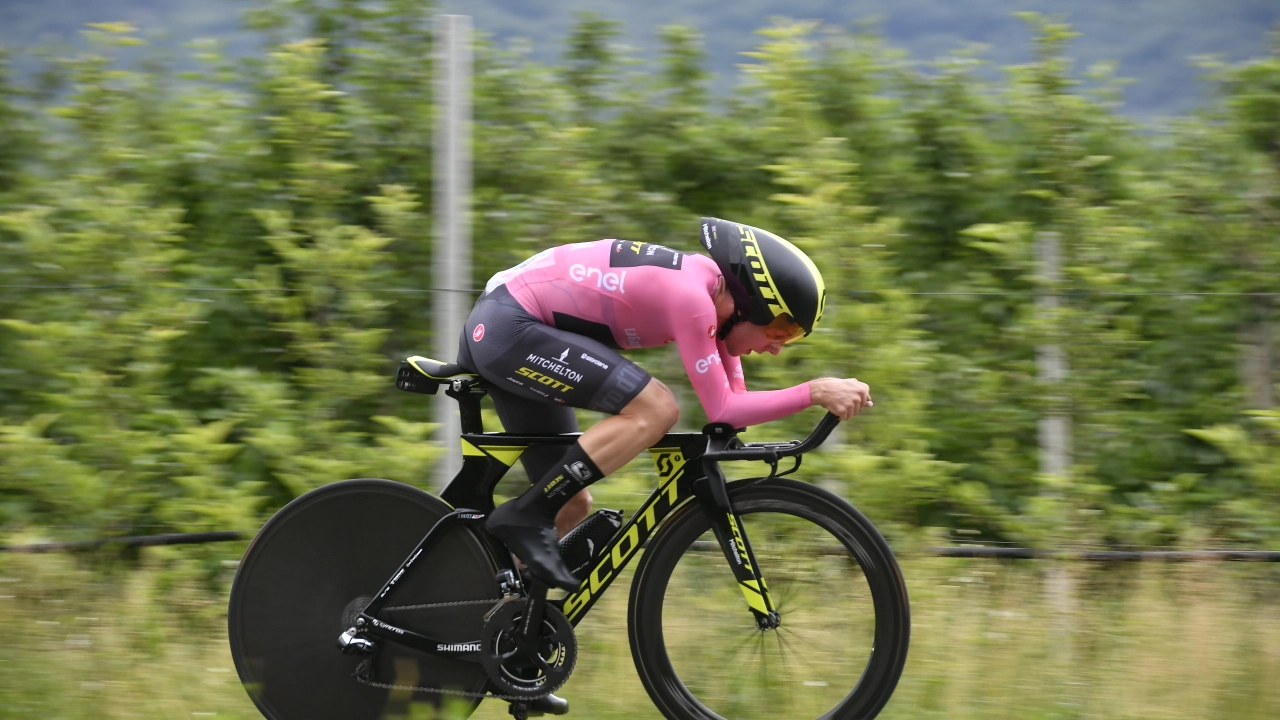 Giro d'Italia 2018, la maglia rosa Simon Yates (Lapresse)
