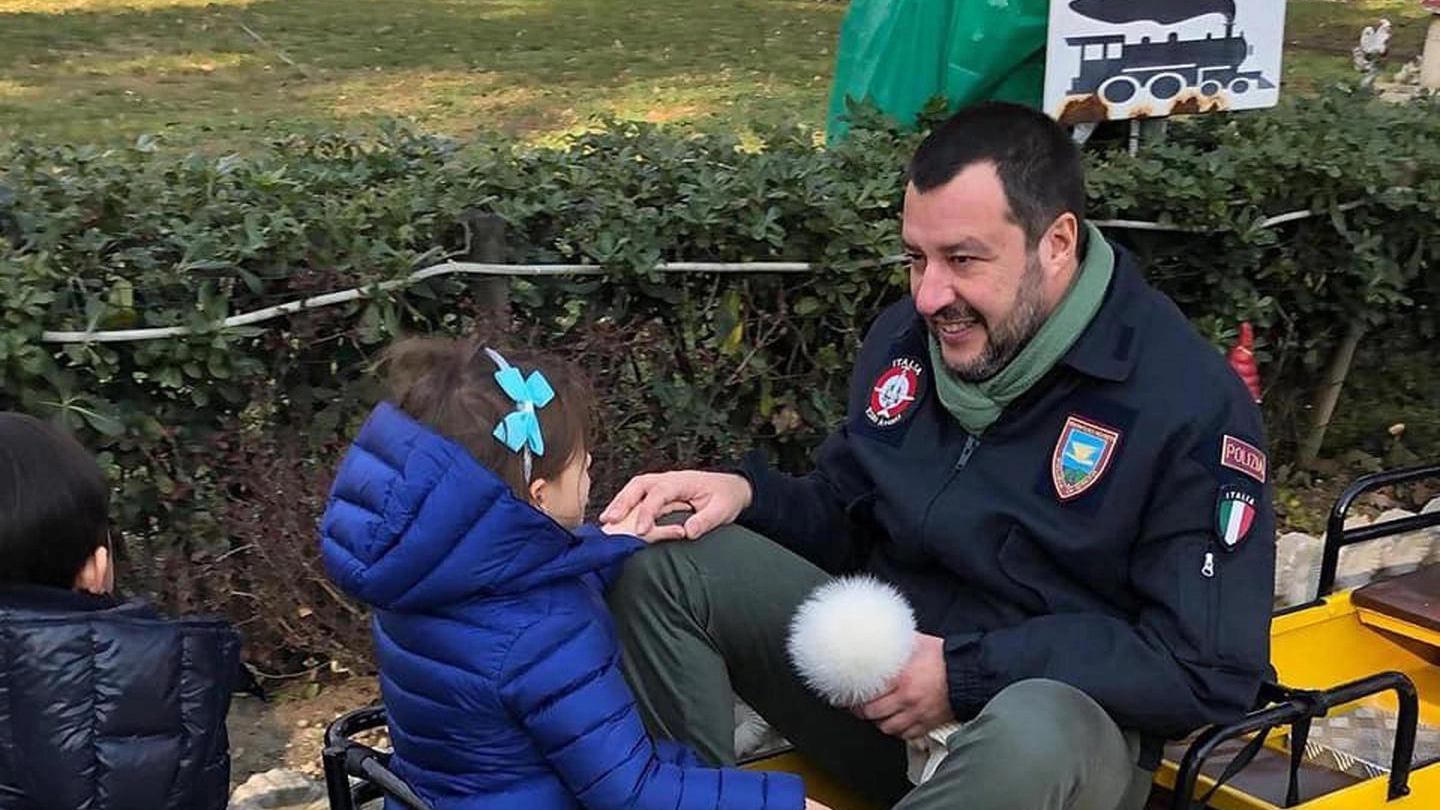 Salvini al parco con la figlia. Indossa il un giaccone della polizia (Ansa)
