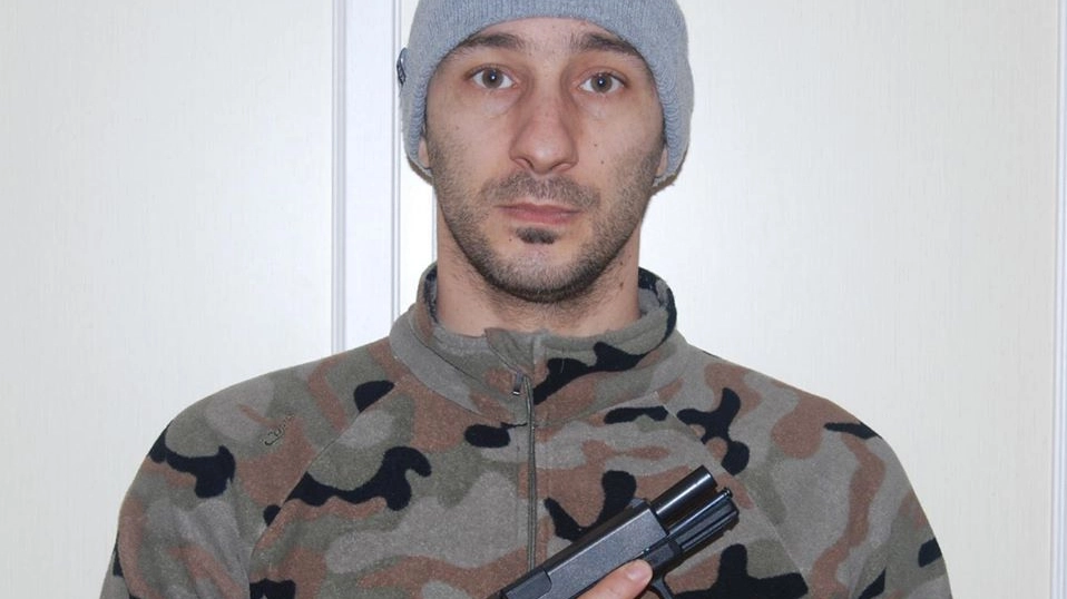 Numana (Ancona), Daniele Antognoni con un'arma in mano