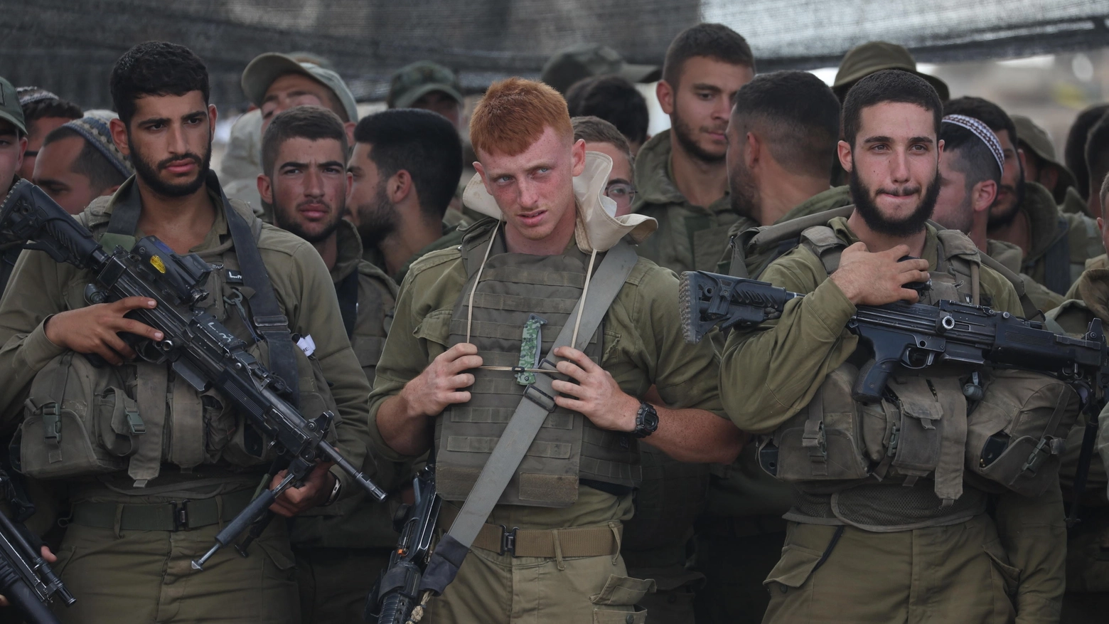 L'esercito di Israele al confine con la Striscia di Gaza (Ansa)