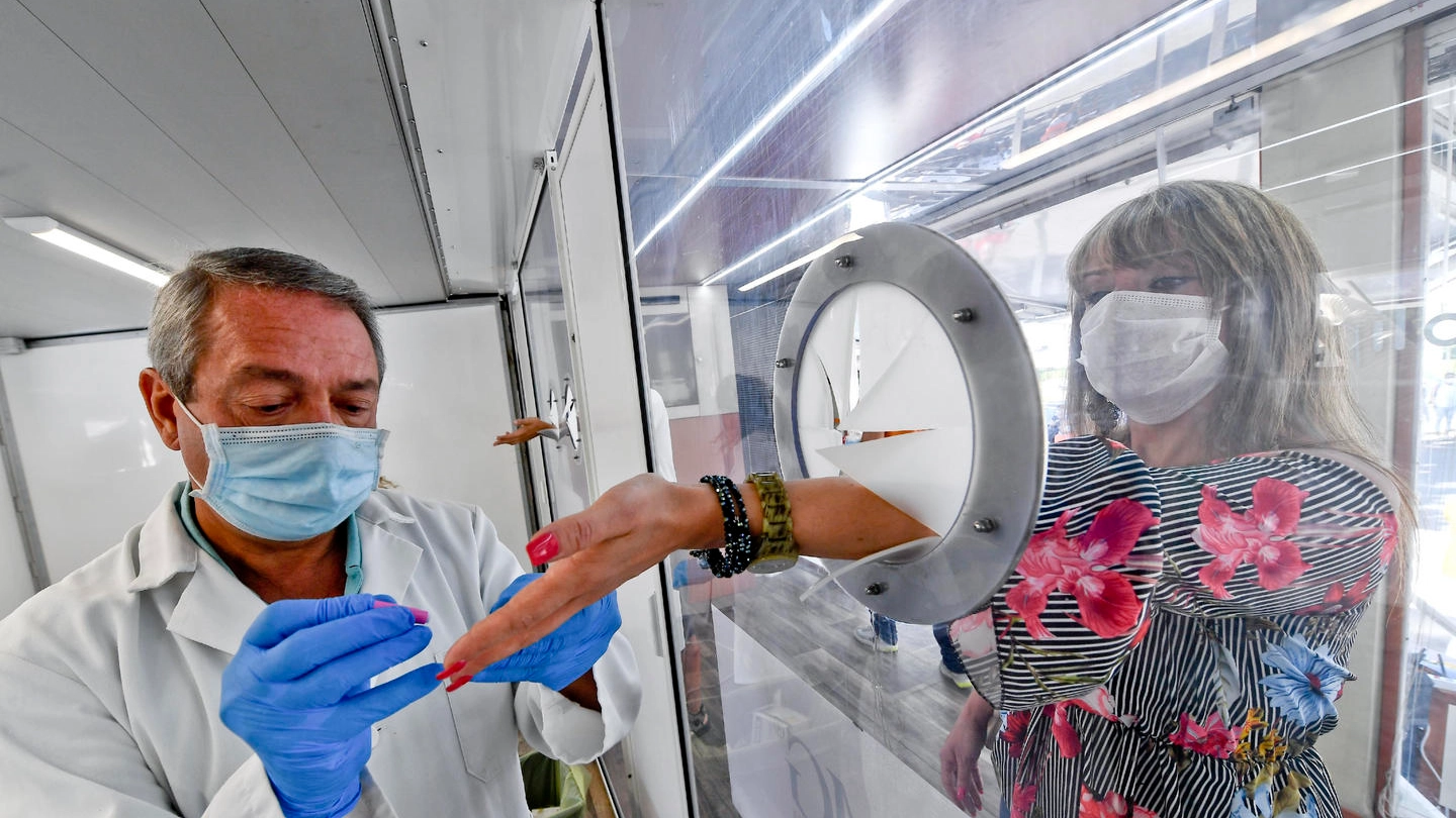 Coronavirus: a Napoli insegnanti in fila per  test sierologico (Ansa)